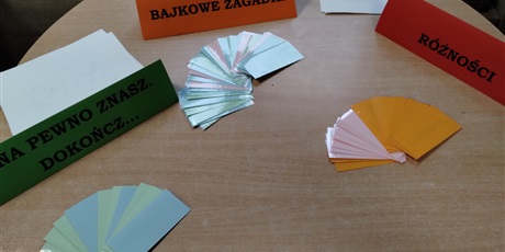 Powiększ grafikę: Stolik z zagadkami i kolorowankami.