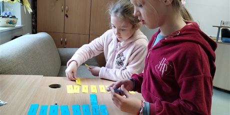 Powiększ grafikę: Dziewczynki rozwiązują tytułowe łamigłówki.