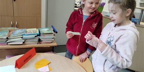 Powiększ grafikę: Uczniowie w bibliotece rozwiązują bajkowe zagadki. 