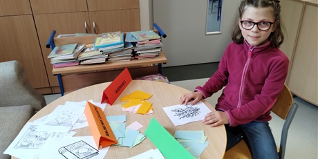 Powiększ grafikę: Uczniowie w bibliotece rozwiązują bajkowe zagadki. 