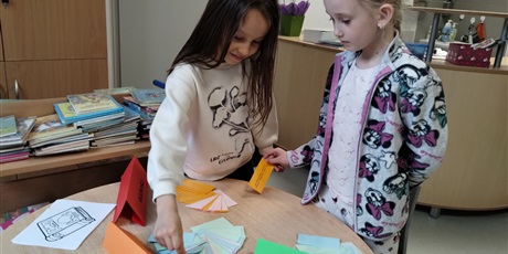 Powiększ grafikę: Uczniowie w bibliotece rozwiązują bajkowe zagadki. 