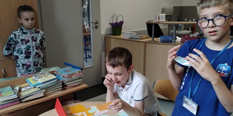 Powiększ grafikę: Uczniowie w bibliotece rozwiązują bajkowe zagadki. 