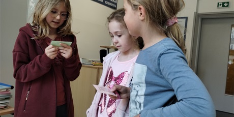 Powiększ grafikę: Uczniowie w bibliotece rozwiązują bajkowe zagadki. 