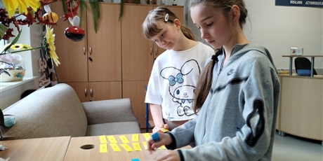 Powiększ grafikę: Dziewczynki rozwiązują tytułowe łamigłówki.