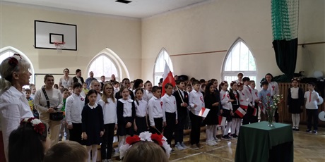 Powiększ grafikę: Sala gimnastyczna wypełniona uczniami w odświętnych strojach.