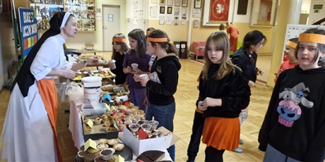 Powiększ grafikę: tumbo-pomaga-657038.jpg