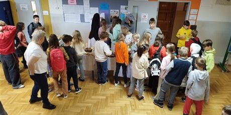 Powiększ grafikę: tumbo-pomaga-657053.jpg