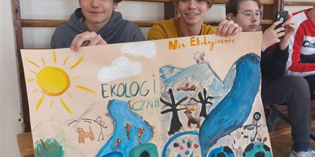 Powiększ grafikę: Uczniowie z plakatem na temat ekologii