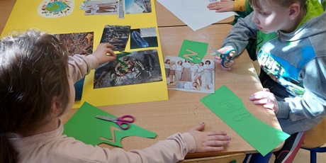 Powiększ grafikę: Uczniowie pracują nad plakatem z okazji Dnia Ziemi