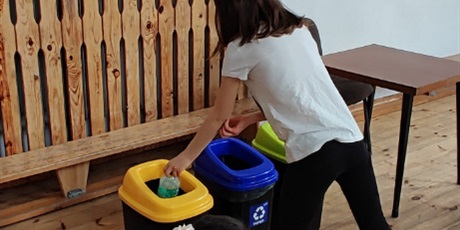 Powiększ grafikę: Uczniowie uczą się segregowania śmieci