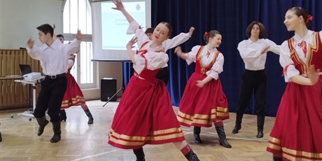 Powiększ grafikę: Lekcja folkloru polskiego w wykonaniu Zespołu Pieśni i Tańca Jantar Uniwersytetu Gdańskiego