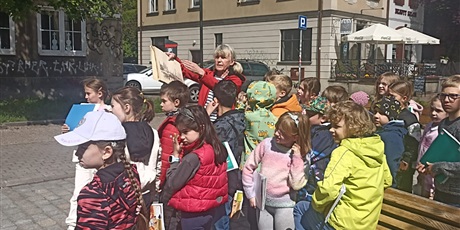 Powiększ grafikę: Grupa uczniów z nauczycielką przed szkołą.