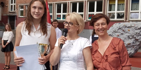 Powiększ grafikę: Od lewej: nagrodzona Kasia, dyrektor Dorota Chojna, wychowawczyni Barbara Mazur.