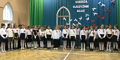 Powiększ grafikę: Występ uczniów klas III. Dzieci śpiewają piosenkę o hymnie.