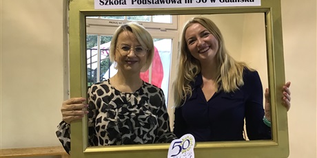 Powiększ grafikę: Dyrektor Dorota Chojna i Agnieszka Lampkowska - zdjęcie w ramce.