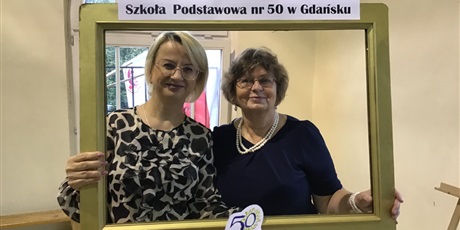 Powiększ grafikę: Dyrektor Dorota Chojna i Katarzyna Wełniak - Drzewińska - zdjęcie w ramce.