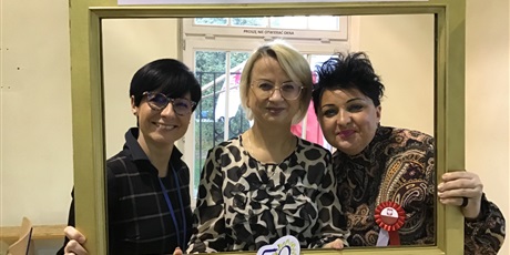 Powiększ grafikę: Dyrektor Dorota Chojna, Marta Prusiecka i Izabela Miłosz - zdjęcie w ramce.