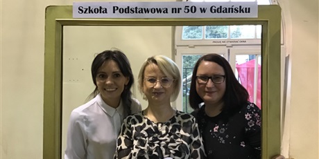 Powiększ grafikę: Dyrektor Dorota Chojna, Ewelina Lechocka i Marta Czarnecka    - zdjęcie w ramce.