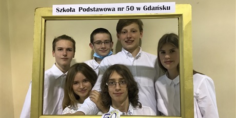 Powiększ grafikę: Uczniowie: Kacper, Jacek, Marceli, Marta, Karolina i Grzegorz - zdjęcie w ramce.