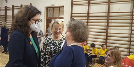 Powiększ grafikę: Prezydent Miasta Gdańska wita się ze swoją nauczycielką Katarzyną Wełniak-Drzewińską w obecności dyrektora szkoły Doroty Chojnej.