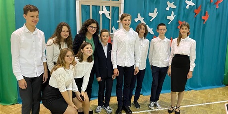 Powiększ grafikę: Pamiątkowe zdjęcie Aleksandry Dulkiewicz z uczniami biorącymi udział w uroczystości.
