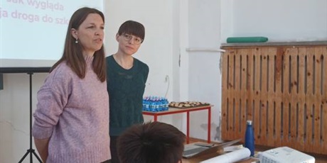 Powiększ grafikę: Dwie panie prowadzące warsztaty
