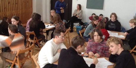 Powiększ grafikę: nauczyciele i uczniowie pracują razem przy stolikach 