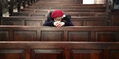 Powiększ grafikę: Fotografia była wykonana w Katedrze Oliwskiej. Przedstawia modlącą się kobietę.