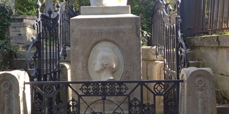 Powiększ grafikę: Grób wraz z pomnikiem nagrobnym polskiego pianisty i kompozytora Fryderyka Chopina, znajdujący się na cmentarzu Père-Lachaise w Paryżu.