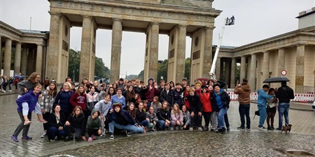 Powiększ grafikę: Uczestnicy wycieczki przed bramą Brandenburską w Berlinie