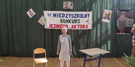 Powiększ grafikę: Dziewczynka w stroju kucharki na tle dekoracji konkursowej