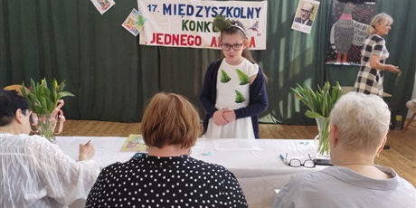 Powiększ grafikę: Dziewczynka przed komisją konkursową.