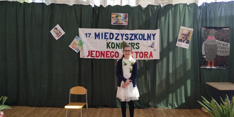 Powiększ grafikę: Dziewczynka na tle dekoracji konkursowej