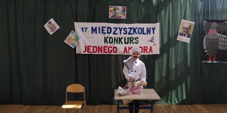 Powiększ grafikę: Chłopiec w stroju kucharza na tle dekoracji konkursowej