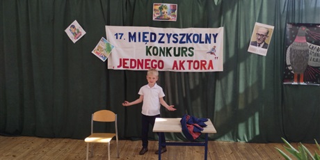 Powiększ grafikę: Chłopiec na tle dekoracji konkursowej