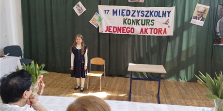 Powiększ grafikę: Dziewczynka na tle dekoracji konkursowej