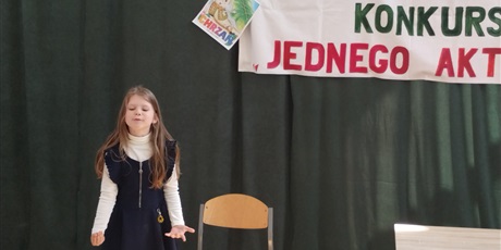 Powiększ grafikę: Dziewczynka na tle dekoracji konkursowej