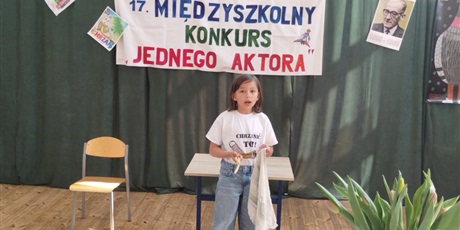 Powiększ grafikę: Dziewczynka na tle dekoracji konkursowej