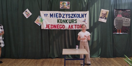 Powiększ grafikę: Dziewczynka na tle dekoracji konkursowej