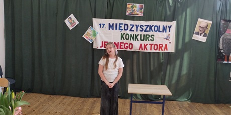 Powiększ grafikę: Dziewczynka na tle dekoracji konkursowej
