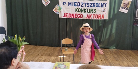 Powiększ grafikę: Dziewczynka na tle dekoracji konkursowej