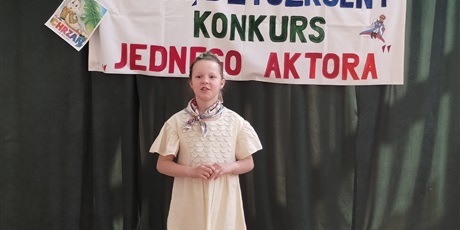 Powiększ grafikę: Dziewczynka na tle dekoracji konkursowej