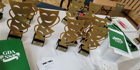 Powiększ grafikę: Statuetki, nagrody dla uczestników konkursu