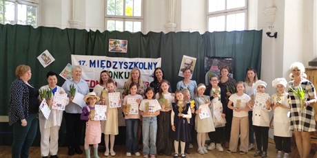 Powiększ grafikę: Uczestnicy konkursu wraz z opiekunami i komisją konkursową na tle dekoracji
