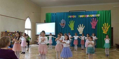 Powiększ grafikę: Taniec dłoni w wykonaniu uczniów kl. I i II.